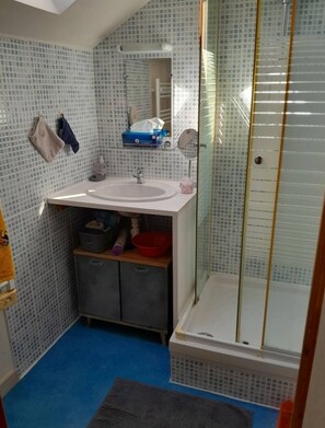 Een douche, een haardroger, handdoeken, zeep