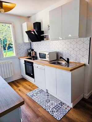 Private kitchen - Les 3 Commères family home (Pleuven)