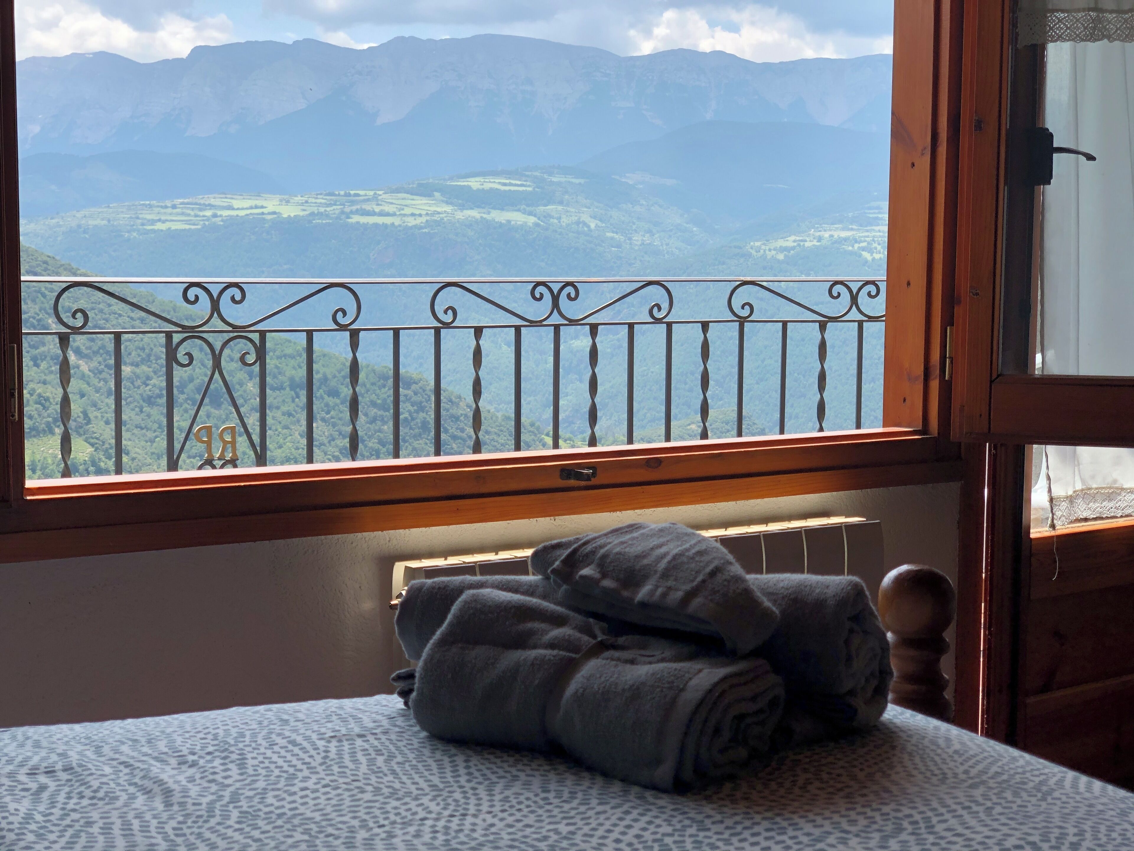 4 habitaciones, tabla de planchar con plancha, wifi y ropa de cama 