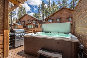 Outdoor spa tub - Winter Dates Open! Ski-in/Ski-out Townhome! Hot Tub! Ping Pong Table! EV Charger (Mammoth Lakes)
