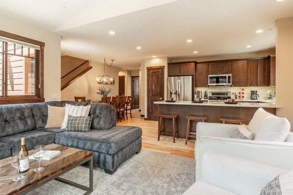 Smart TV, fireplace - Winter Dates Open! Ski-in/Ski-out Townhome! Hot Tub! Ping Pong Table! EV Charger (Mammoth Lakes)