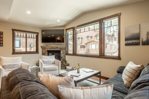 Smart TV, fireplace