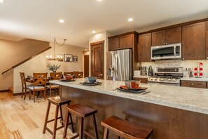 Fridge, microwave, oven, stovetop - Winter Dates Open! Ski-in/Ski-out Townhome! Hot Tub! Ping Pong Table! EV Charger (Mammoth Lakes)