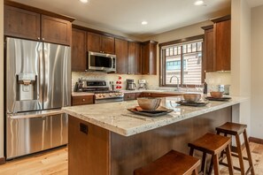 Fridge, microwave, oven, stovetop - Winter Dates Open! Ski-in/Ski-out Townhome! Hot Tub! Ping Pong Table! EV Charger (Mammoth Lakes)