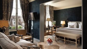 Comfort Suite, Balcony, City View | Premium bedding, pillowtop beds, minibar, in-room safe - Hôtel Aubépine (Paris)