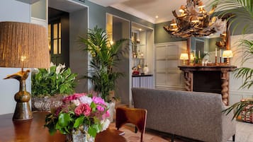 Lobby lounge