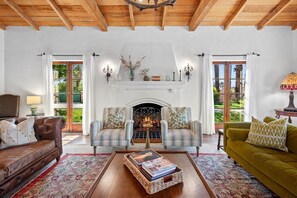 Televisie en een open haard