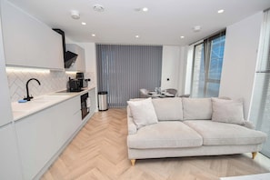 TV, offices - Modern 2BR Flat with Balcony in Central Manchester (Manchester)