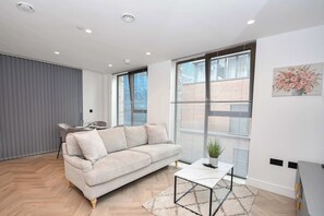 Televisión y oficina 