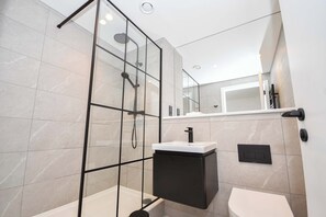 Shower, hair dryer, towels, shampoo - Modern 2BR Flat with Balcony in Central Manchester (Manchester)