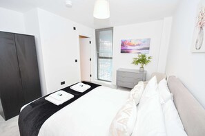 2 bedrooms, iron/ironing board, WiFi, bed sheets - Modern 2BR Flat with Balcony in Central Manchester (Manchester)