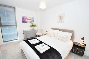 2 bedrooms, iron/ironing board, WiFi, bed sheets - Modern 2BR Flat with Balcony in Central Manchester (Manchester)