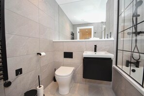 Douche, sèche-cheveux, serviettes fournies, shampoing