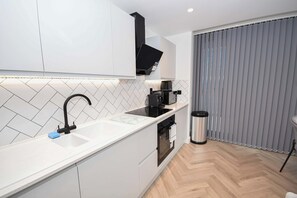 Kühlschrank, Mikrowelle, Ofen, Herdplatte