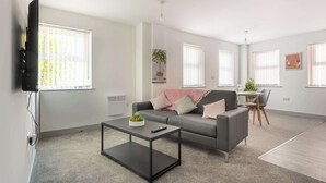 TV, offices - Spacious & Bright 1 Bed Flat in Central Doncaster (South Yorkshire)