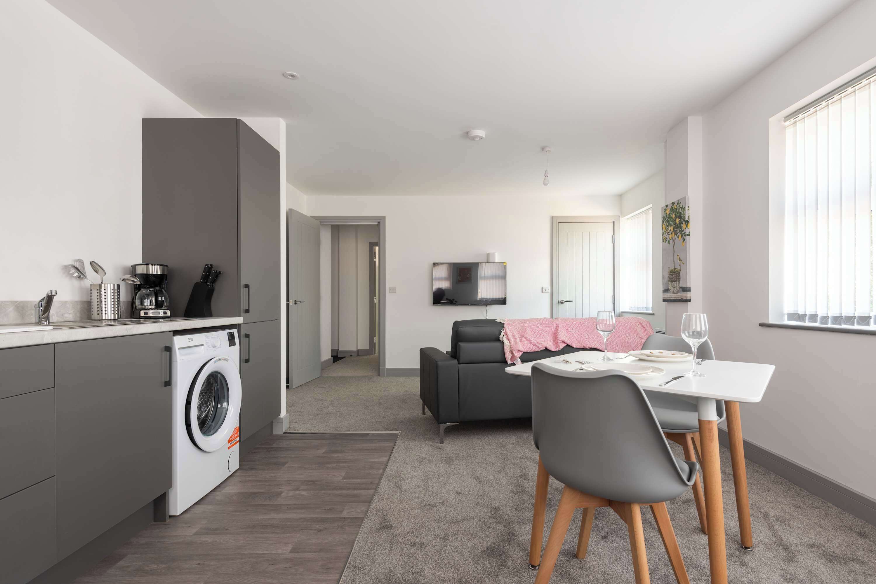 Un apartamento moderno con cocina, comedor y sala de estar.