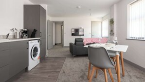 A modern apartment with a kitchen, dining area, and living space. - Spacious & Bright 1 Bed Flat in Central Doncaster (South Yorkshire)