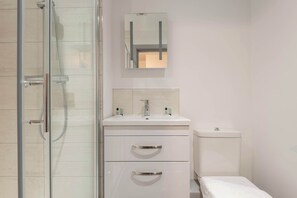 Suihku, hiustenkuivaaja, pyyhkeet