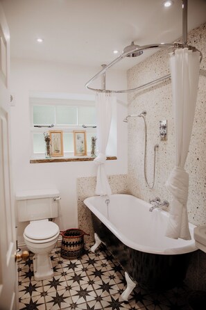 Toallas, jabón y papel higiénico