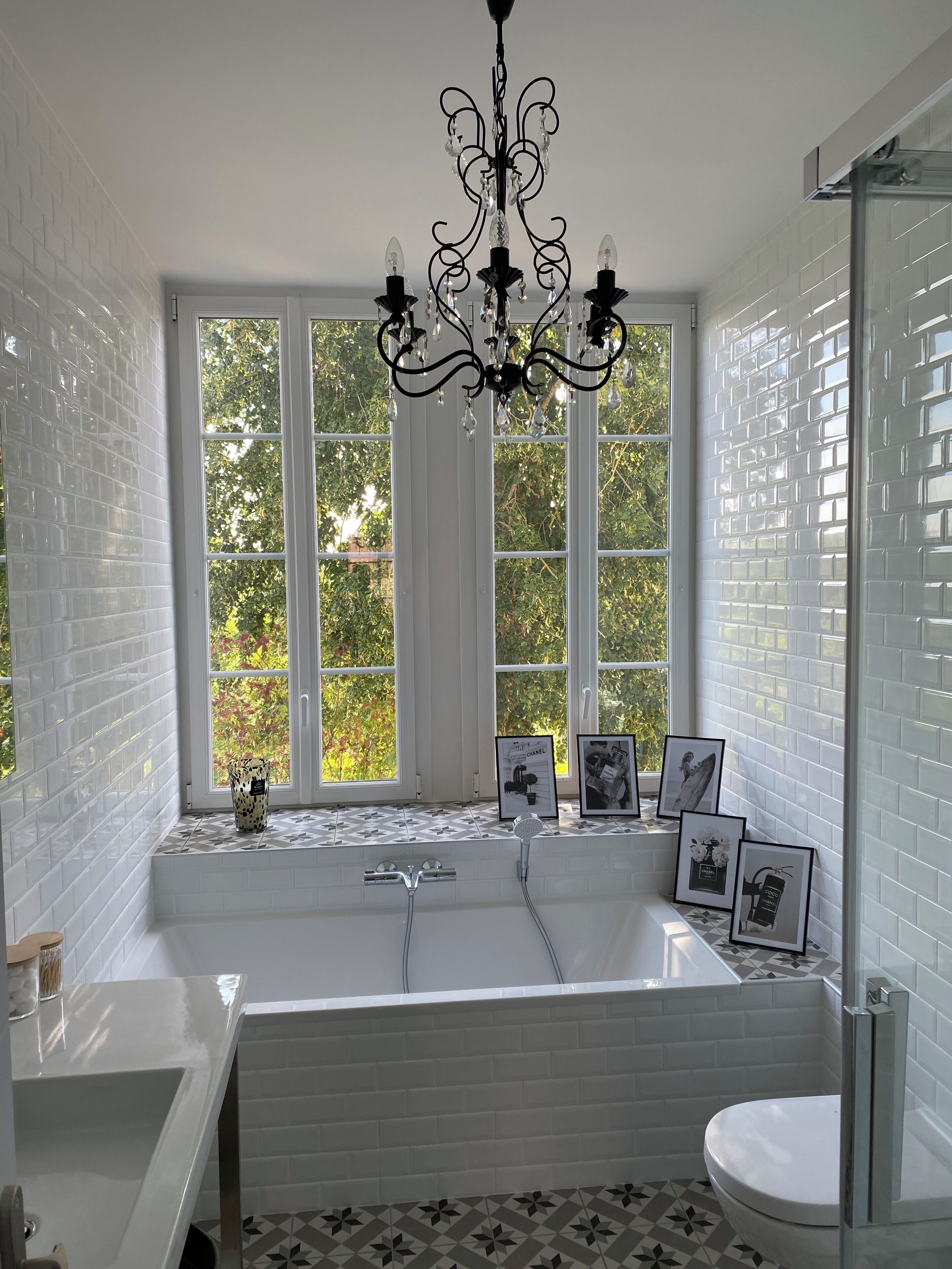 Douche, sèche-cheveux, serviettes fournies, savon
