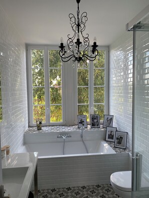 Douche, sèche-cheveux, serviettes fournies, savon