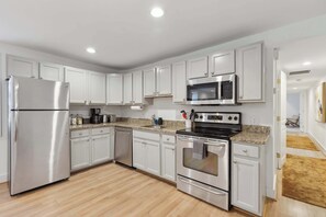 Fridge, microwave, oven, stovetop - Free Parking! Large, 2BR/1.5BA with AC/TV/Internet (Washington)