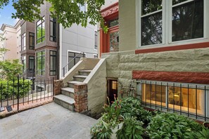 Property grounds - Free Parking! Large, 2BR/1.5BA with AC/TV/Internet (Washington)