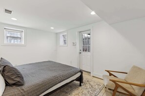 2 bedrooms, iron/ironing board, travel cot, WiFi - Free Parking! Large, 2BR/1.5BA with AC/TV/Internet (Washington)