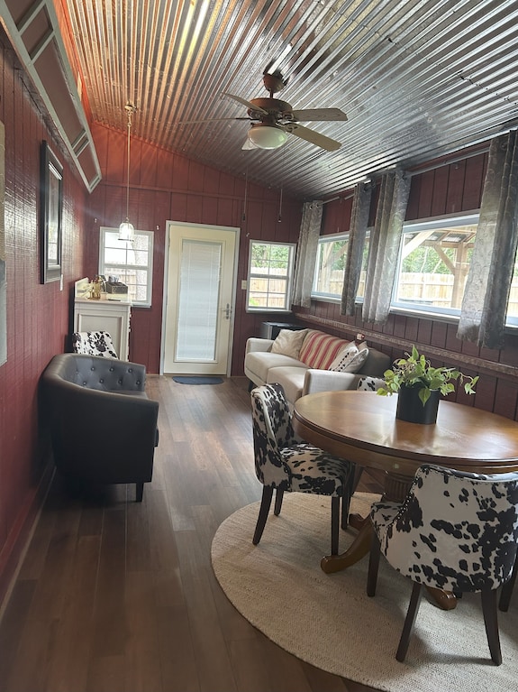 Experience Modern Comfort And Western Charm At The Waller House In Bandera, The Cowboy Capital! This Stylish 3-bed, 3-bath Home Comfortably Fits 6 Guests. Features A Fully Fenced Yard, A Modern Kitchen, And Is Just A One-block Walk To Main St. - Bandera, TX