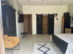 6 bedrooms, desk, iron/ironing board, WiFi