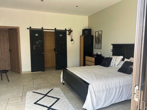 6 室のベッドルーム、デスク、アイロン / アイロン台、WiFi