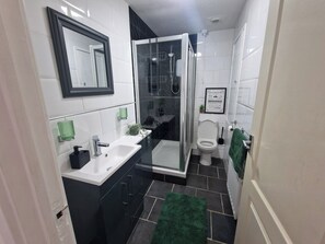 House | Bathroom | Shower, hair dryer, towels - Cozy Urban Retreat in Newcastle (Newcastle-upon-Tyne)