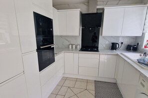 House | Private kitchen | Fridge, microwave, oven, stovetop - Cozy Urban Retreat in Newcastle (Newcastle-upon-Tyne)