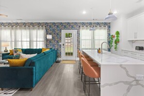 Smart-tv, een open haard en een kantoor