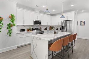 Een koelkast, een microgolfoven, een oven, een kookplaat