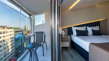 Deluxe Studio Suite, 1 Double Bed, City View