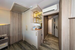 Deluxe studio suite, 1 tweepersoonsbed, uitzicht op de stad | Een kluis op de kamer, een bureau, geluiddichte muren