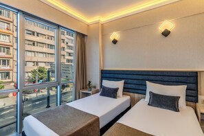 Habitación clásica con 1 cama doble o 2 individuales, vistas a la ciudad | Caja fuerte, escritorio, sistema de insonorización