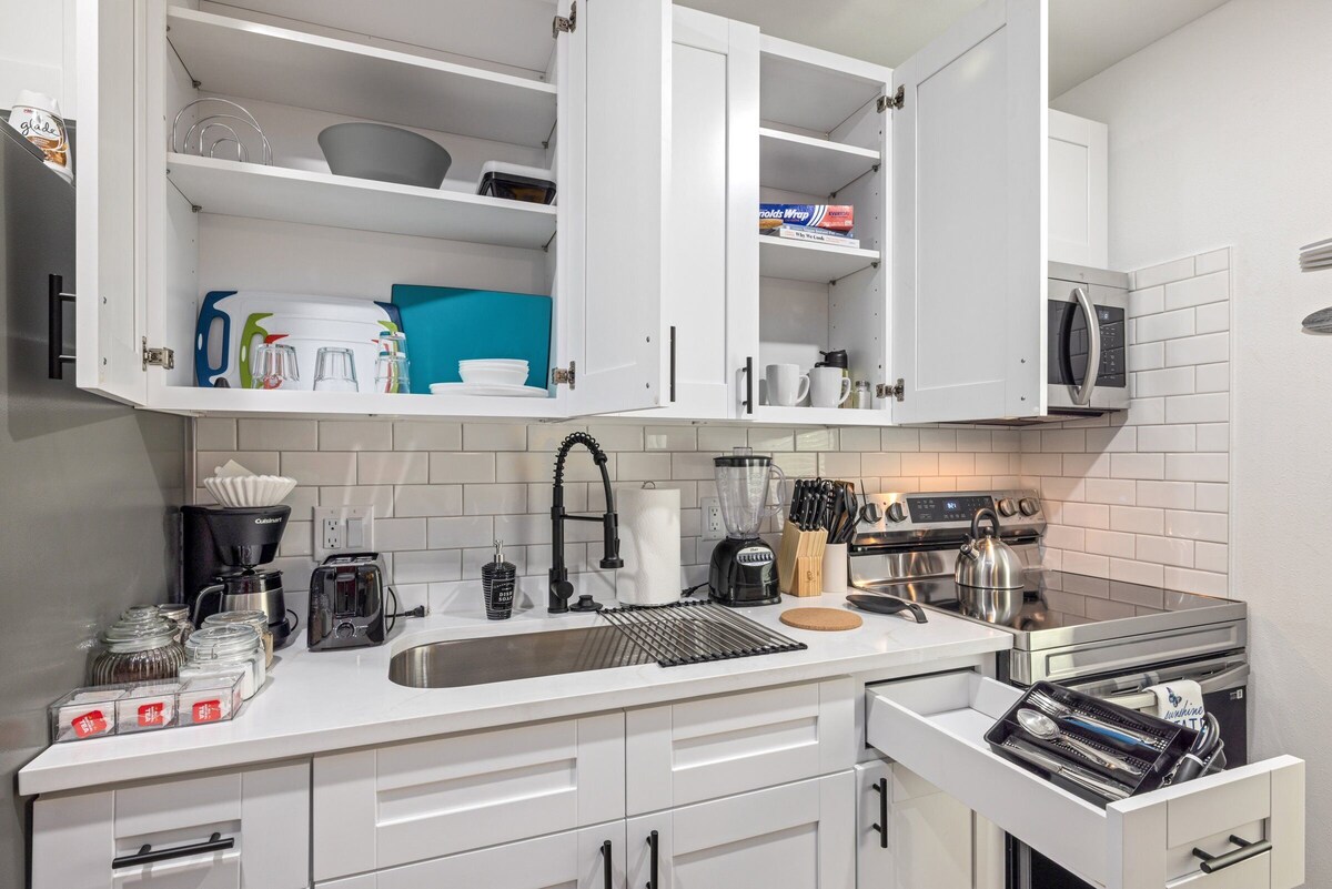 Photo 8 of Downtown + Heights Flat | Games | TVs WiFi | Pets