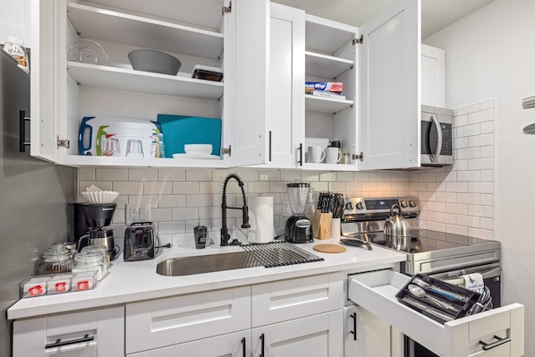 Refrigerador, microondas, horno, placa de cocina