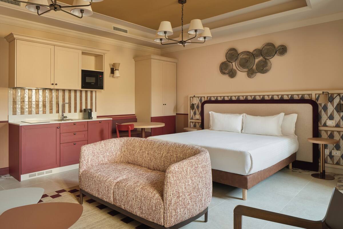 Studio, 1 Tempat Tidur King | Meja kerja, ruang kerja ramah laptop, dan tirai kedap cahaya