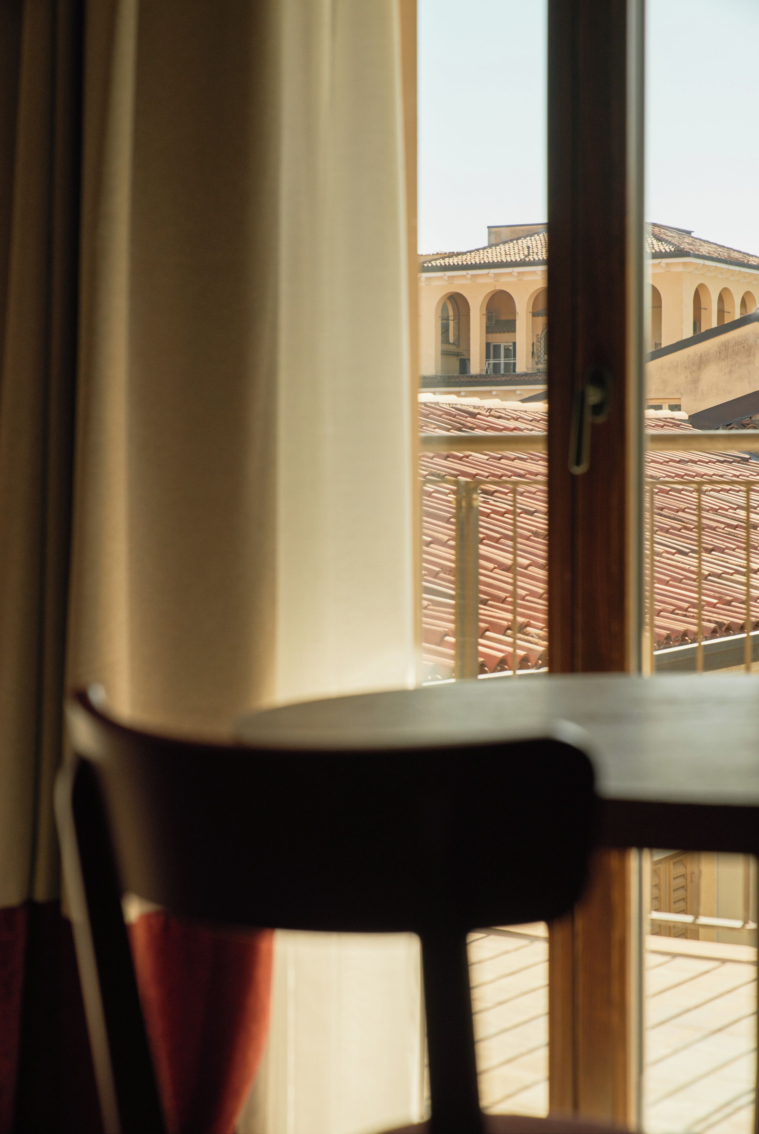 مكتب ومساحة عمل للكمبيوتر المحمول وستائر تعتيم ومكواة/لوح كي