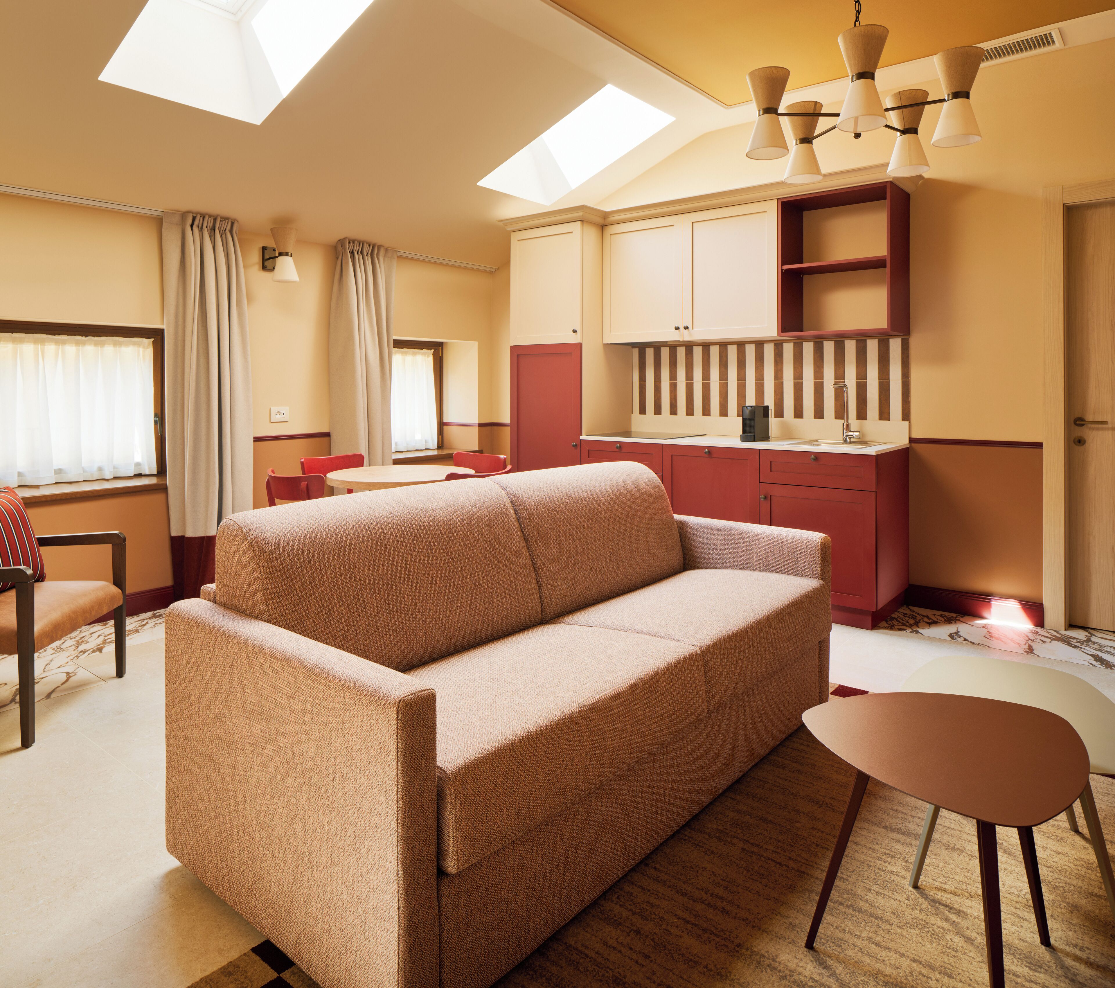 Appartamento Grand, 2 camere da letto | Living area | 50-inch flat-screen TV with digital channels