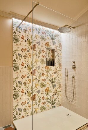 Appartamento Grand, 2 camere da letto | Bathroom | Shower, hair dryer, slippers, towels