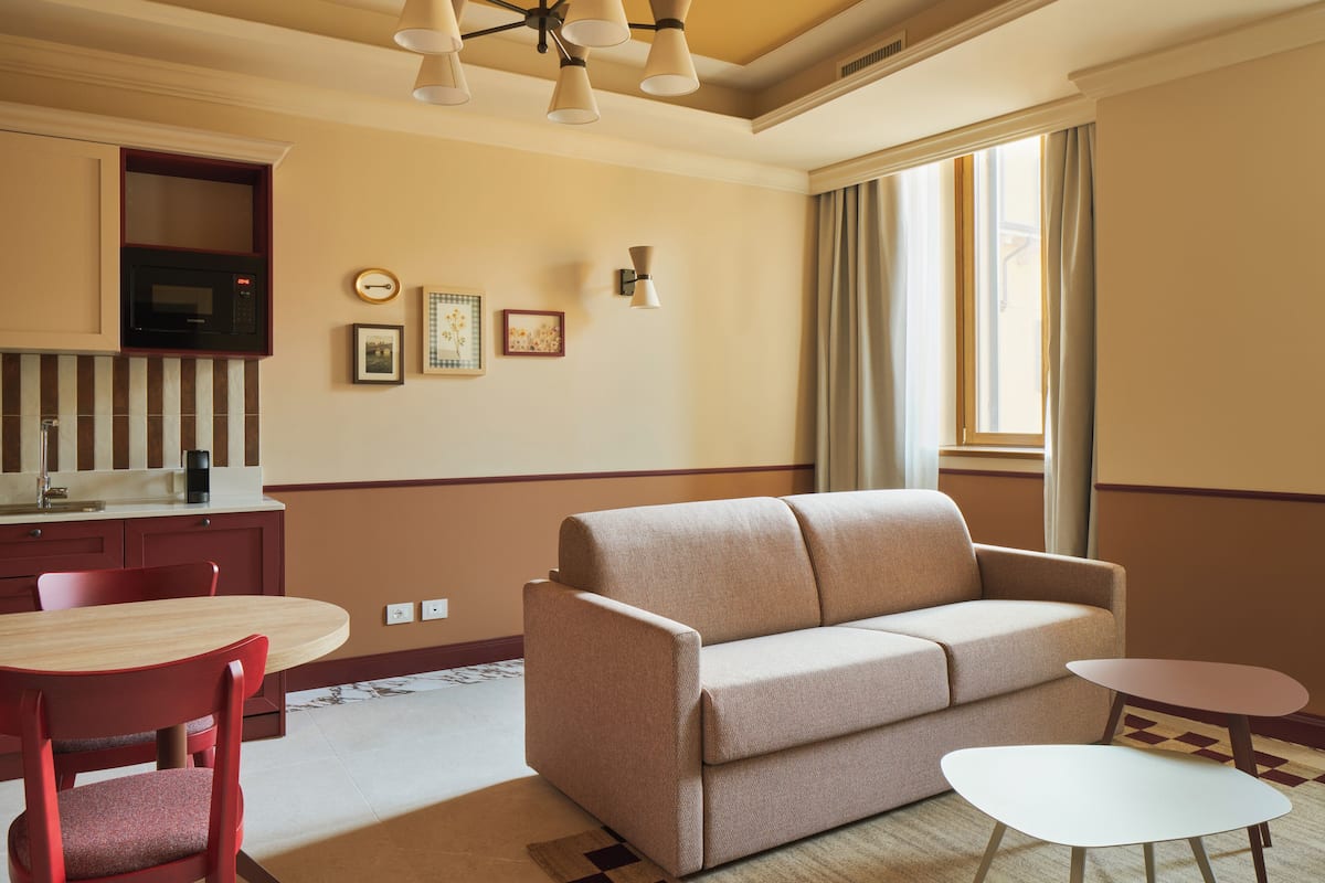 Kühlschrank, Mikrowelle, Herdplatte, Espressomaschine