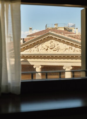 Appartamento Grand, 2 camere da letto | Living area | 50-inch flat-screen TV with digital channels