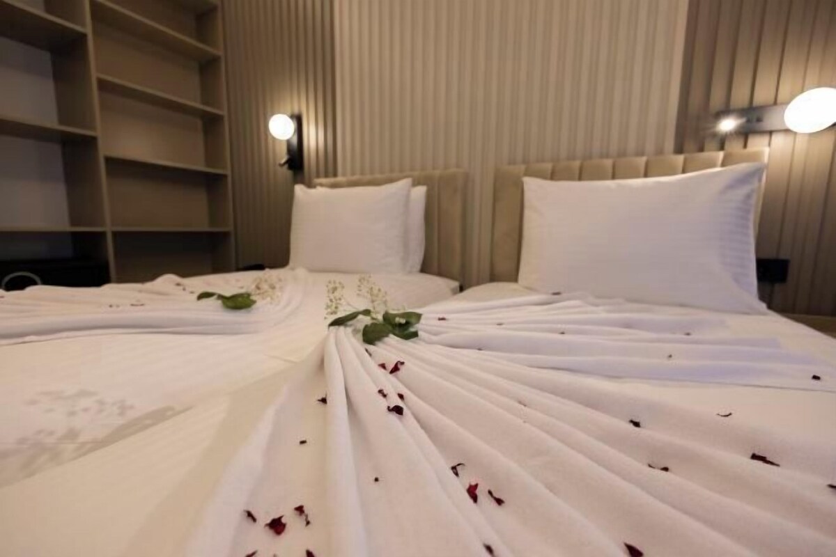 Premium bedding, minibar, desk, free WiFi