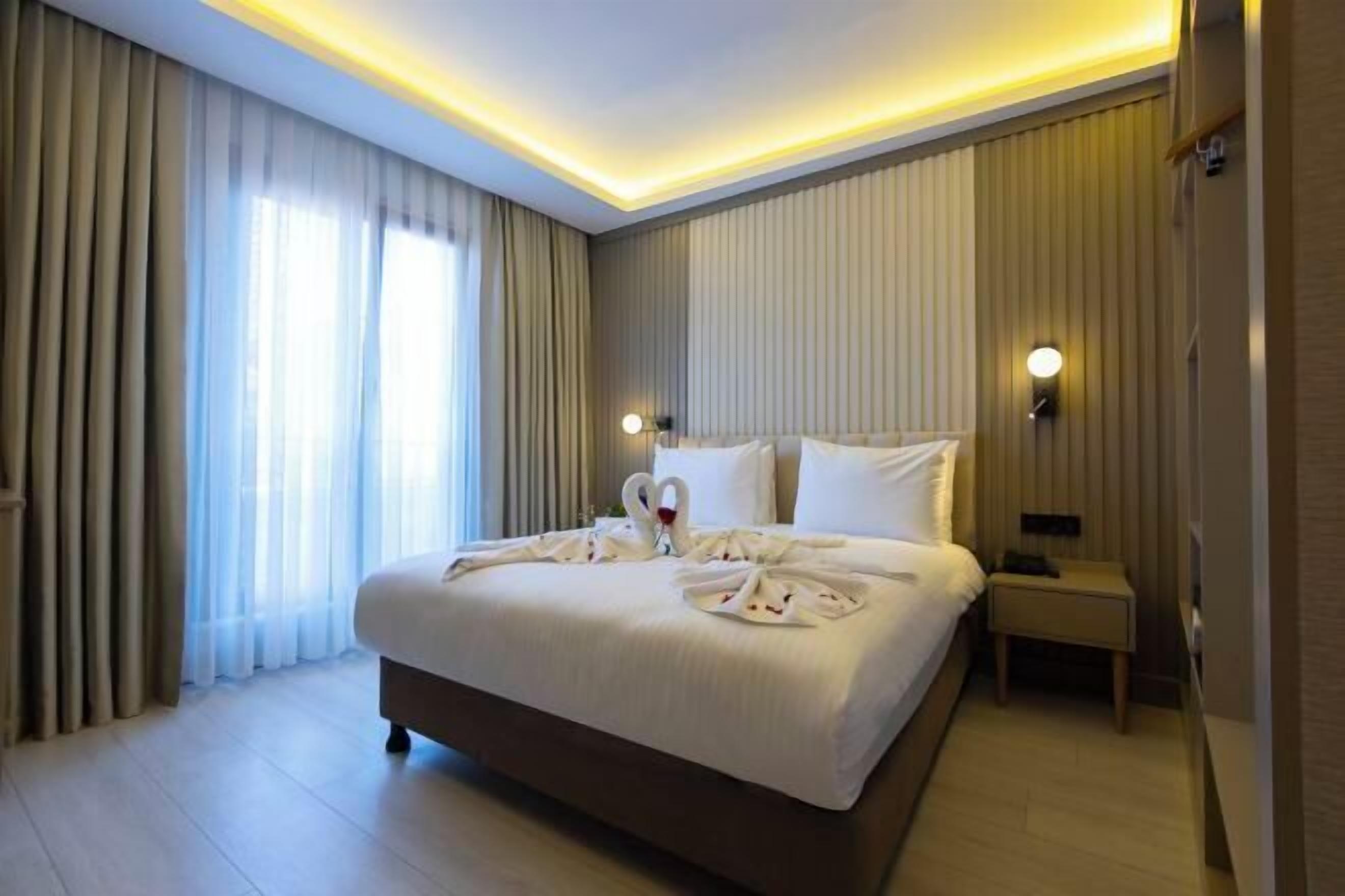 Premium bedding, minibar, desk, free WiFi