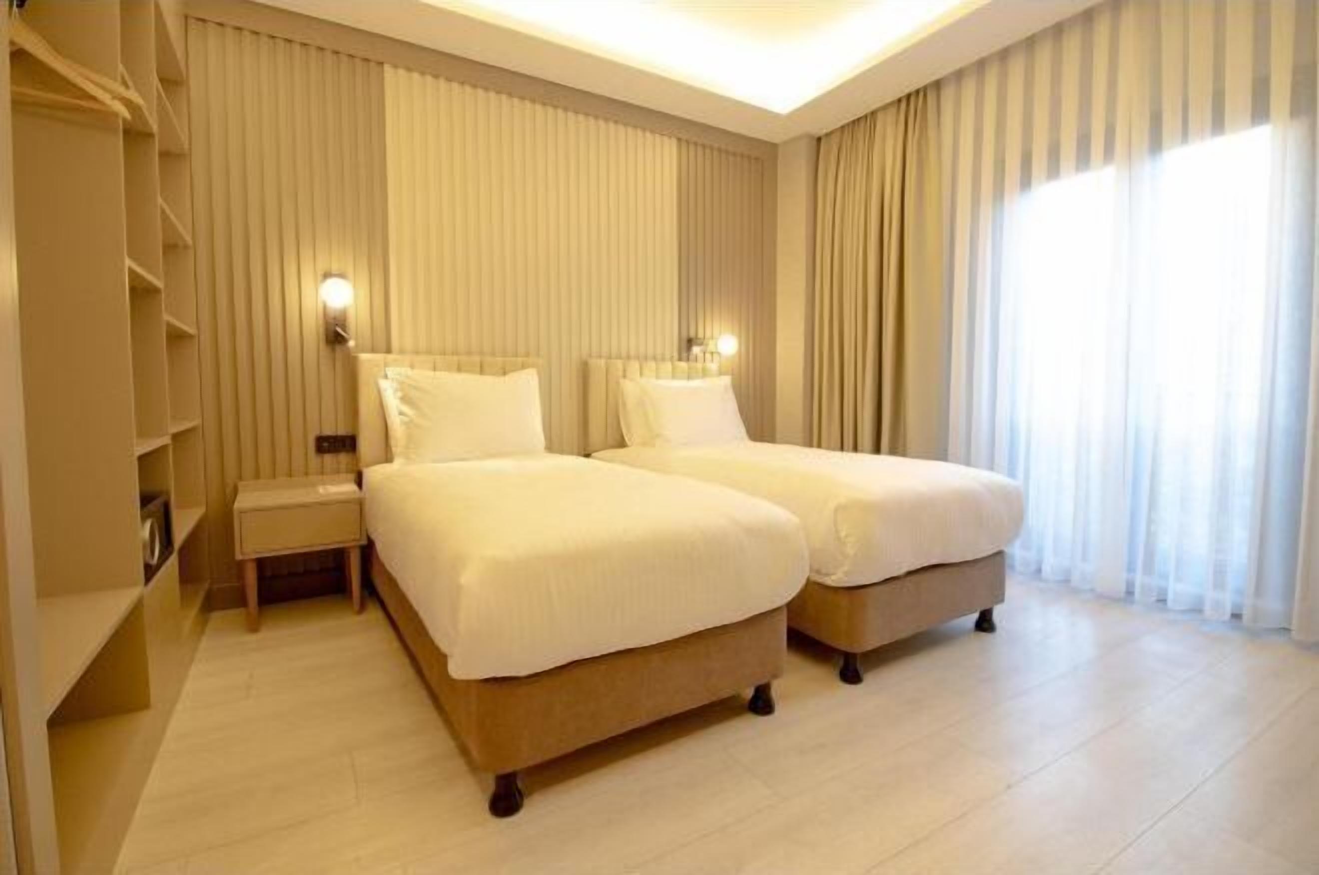 Premium bedding, minibar, desk, free WiFi