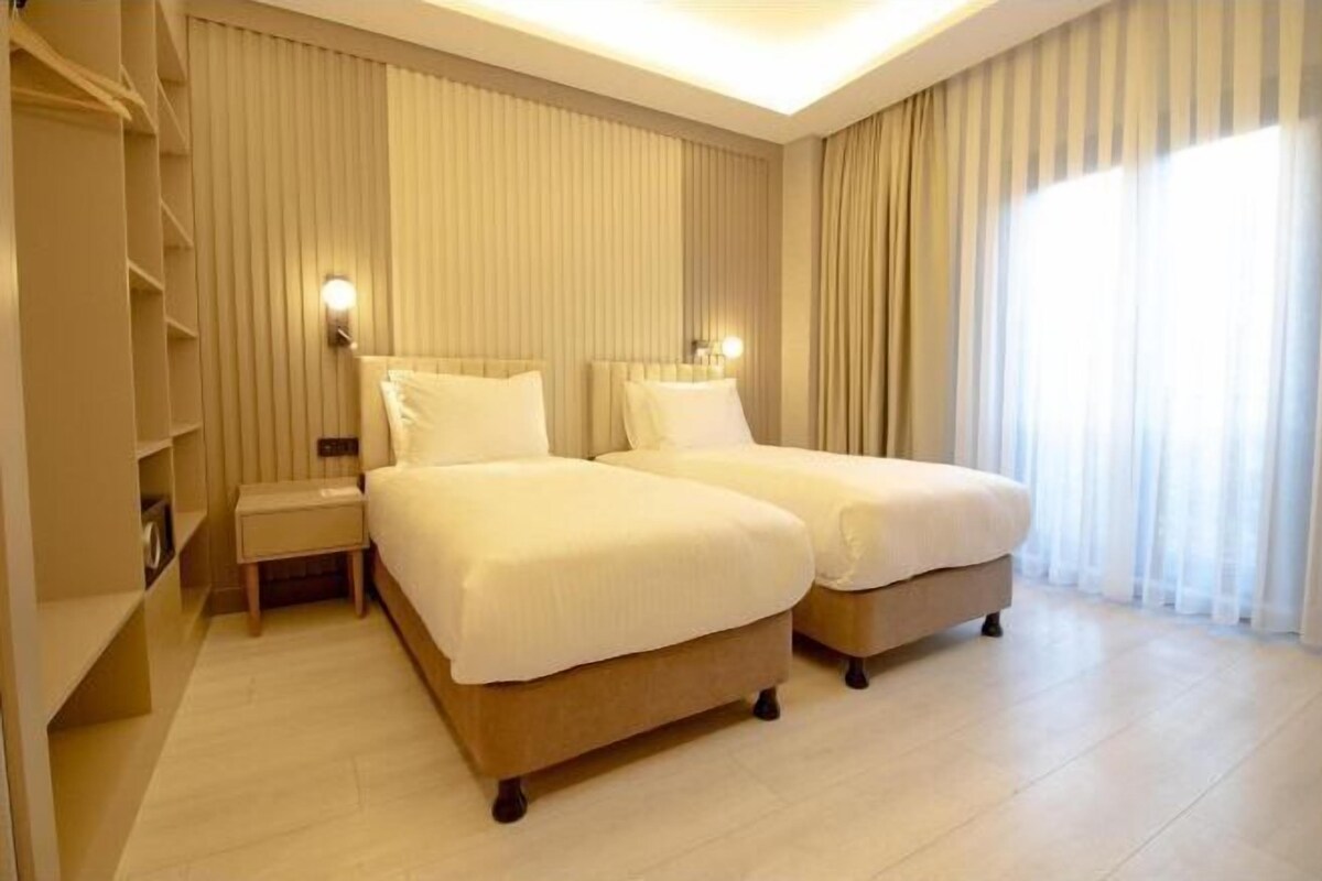 Premium bedding, minibar, desk, free WiFi